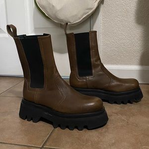 LOW HEELED LUG SOLE LEATHER ANKLE BOOTS